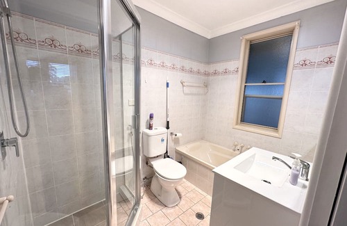 Warwick Farm House | Cosy home in Central Liverpool walking to train, bus, shops and restaurants