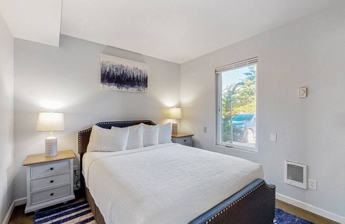 Historic Bayfront Condo | Bay-view condo with indoor pool, hot tubs, gym, crabbing area, & balcony