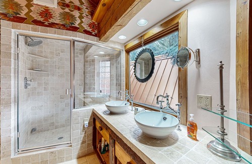 Hailey Cabin | Dog-friendly cabin with fenced yard, deck, sunroom, fireplace, & W/D