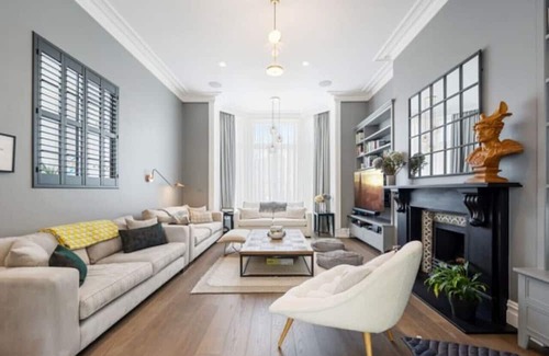 Belsize Park House | Stunning 6 Bedroom Home with Gym, Hot Tub & Garden