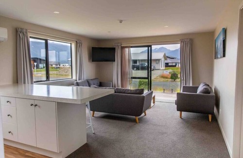Te Anau Apartment | Stunning Te Anau lake and mountain views and the gateway to Milford Sound