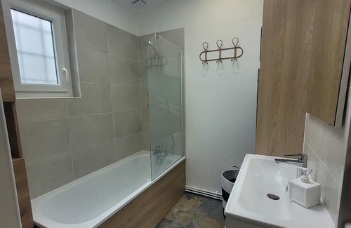 Le Trait House | Maison Jumelée Rénovée Avec Beau Jardin