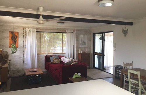 Golden Beach Villa | Your Summer Holiday: Walk to Beach Pet Friendly