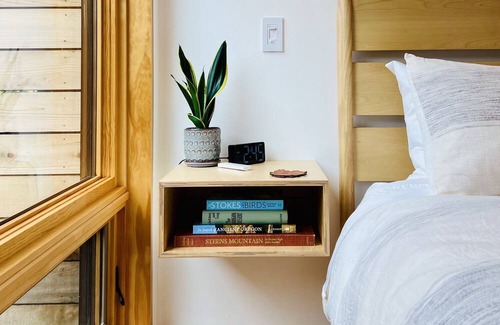 Friendly Apartment | Cozy, private couples retreat. Minutes from Hayward Field, UofO, and Downtown.
