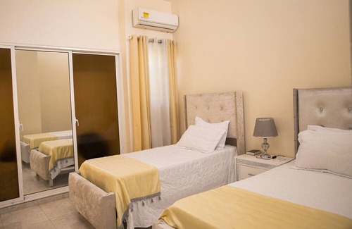 Tenares House | OASIS OF PEACE- Spacious 4 bedroom house w/garden!