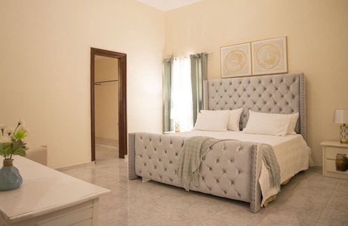 Tenares House | OASIS OF PEACE- Spacious 4 bedroom house w/garden!