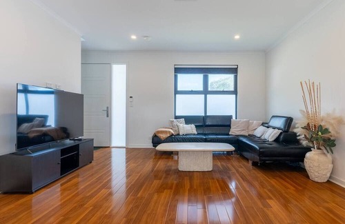Blair Athol House | Contemporary Family Home 15 Mins from City and Beach
