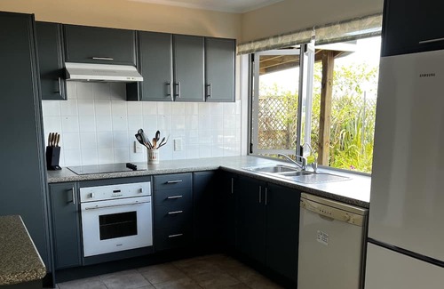 Haruru House | Sea views, 3 minutes drive to Paihia, 3 bed home