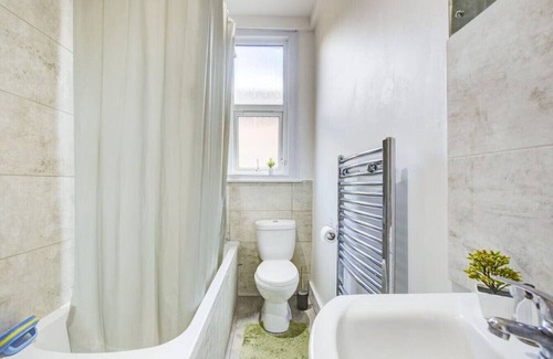 Tottenham Apartment | Lovely 3BR Flat in the Heart of London