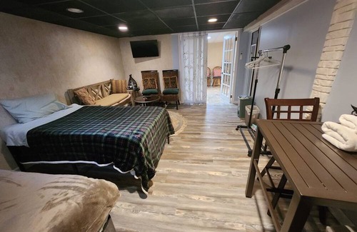 Alden Manor Bed & Breakfast | Hidden Gem in Elmont Close to JFK, UBS Arena
