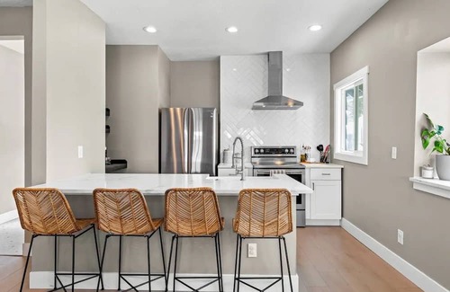 Manito House | Remodeled, historic South Hill Bungalow with Hot Tub! 5 min from downtown!