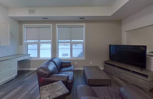 Hinton Apartment | Private 2 Bed Apartment at Creekstone