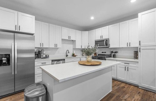 South Oakland House | New! Gorgeous 4 bedroom, near universities + Hot Tub