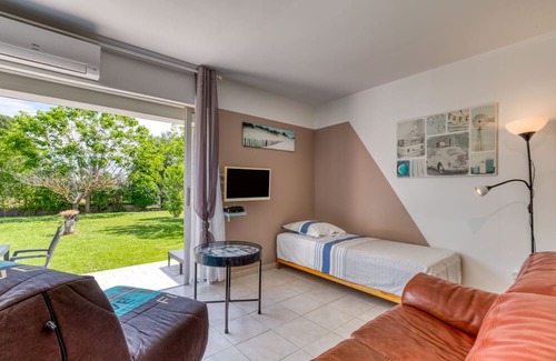 Villetelle Apartment | Studio Apartment "Gîte Maisonnette" with Shared Heated Pool & Wi-Fi