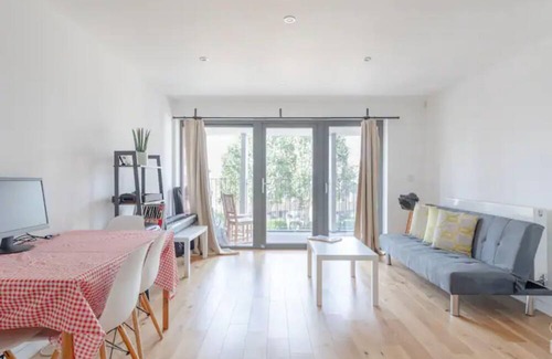 Vassall Apartment | Vibrant 1BD Flat w/ Private Balcony, Camberwell!