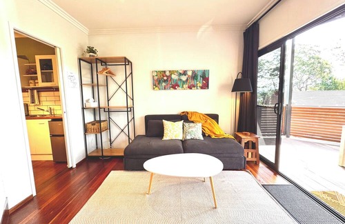 Green Point Apartment | The Palm Tree Loft, close to shops and lake, 10 min drive to local beaches