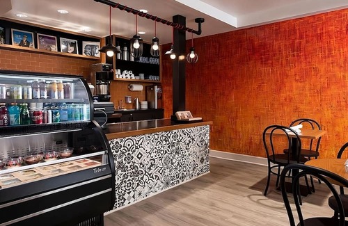 Norma Triangle House | Spacious Unit Close to Sunset Deli ! Pet-Friendly, Rooftop Poolside Bar