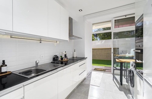 Alges Apartment | Suburban Serenity: Family Home with Pool