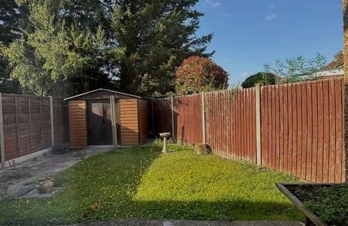 Uxbridge House | Bright 3 Bed Home in Green + Tranquil Gerrards Cross!
