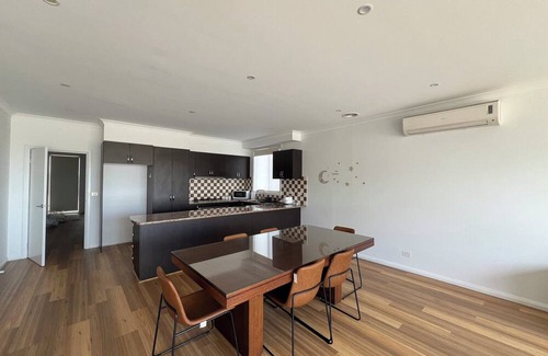 Thomastown House | 4 bedroom 2 bathroom 10min from Melbourne Airport & 20 min from CBD
