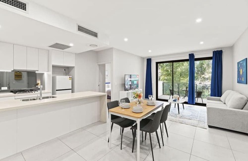 Macgregor Apartment | Modern Retreat 2 Ensuite Bedrooms + Walk to Shops