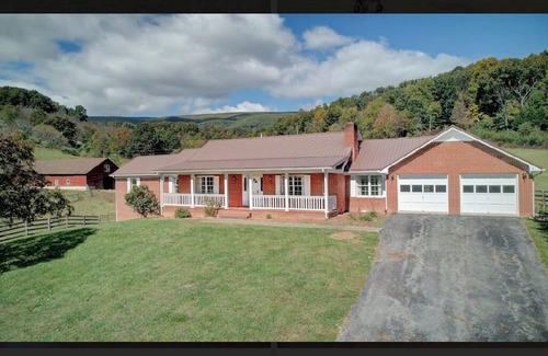 Newport House | Idyllic Horse Farm Minutes to VT