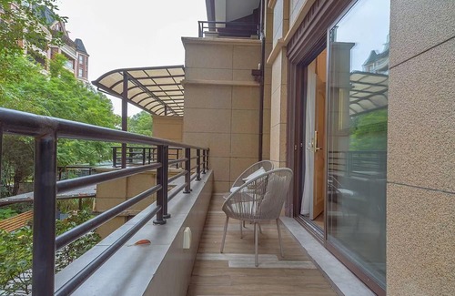 Emeishan House | Heinemann Hotel Terrace Double Room B206 – with Jacuzzi and local amenities