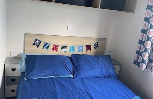 Watchet Cabin | Cabin - Sleeps 4 - Pets Ok - Balcony - Parking