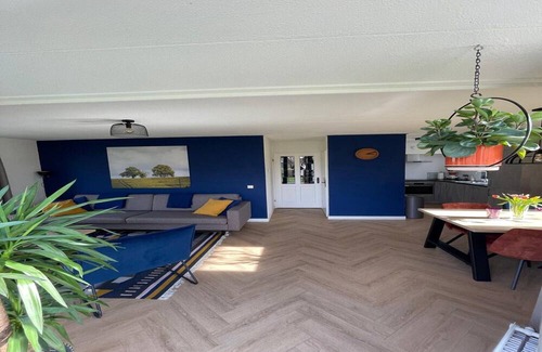 Ewijk House | Sunny Family Bungalow by the Lake