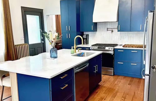 Burlington Apartment | Luxury Historic 2BD - Modern Comfort Near Downtown, Steps Away from New Bakery