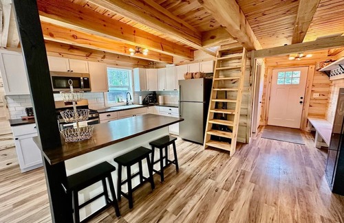 Salol Cabin | Cabin/bunkhouse for hockey teams, bird watchers, ATV/Snowmobilers, family events