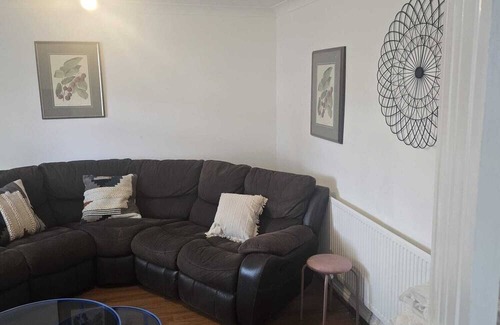 Vange House | Homely 3-bedroom House close to shops and also close to the town center