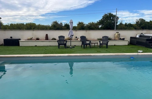 Camaret-sur-Aigues Villa | Villa "Pool Jacuzzi" with private pool, Wi-Fi and air conditioning