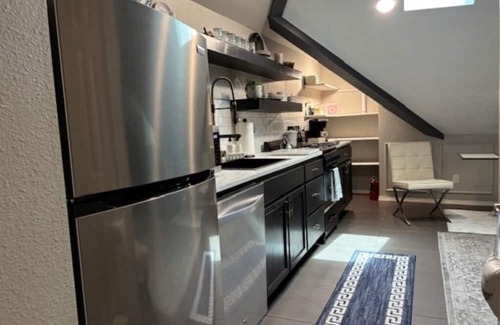 Bixby Apartment | Cozy Studio Apartment above Garage