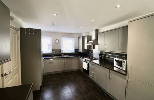 Bracknell Ski Chalet | Spacious 4-Bed Home in Bracknell