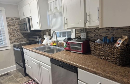 Raeford House | Casa Minimal Cottage Pet Friendly w/Fenced Yard