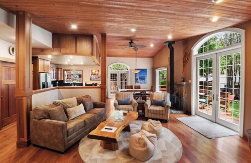 Tahoe Sierra Estates Cabin | Bearadise Luxury Cabin - Close to Tahoe City, Hot Tub