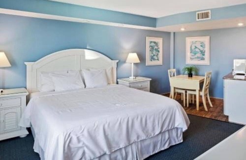 Ormond Beach Hotel | Bright King Room w/City Views – Walk to Everything from This Urban Gem