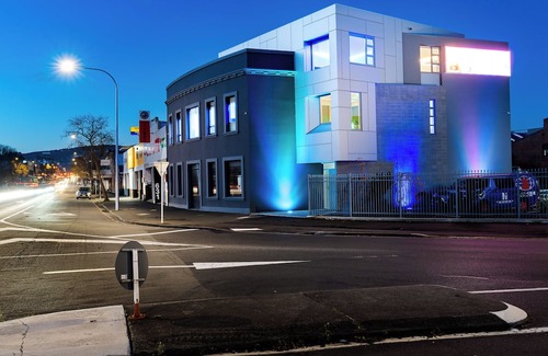 Dunedin City Centre Apartment | Futuristic Modern Central Accommodation by Aotearoa Escapes