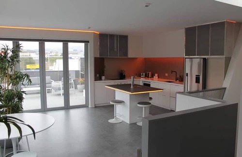 Dunedin City Centre Apartment | Central Dunedin Modern Penthouse by Aotearoa Escapes