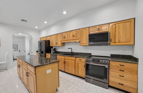 Lakeland House | NEW! Lakeland Oasis Hot Tub, Lanai & Fire Pit