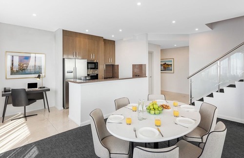 Darling Harbour Apartment | Luxurious 3 Bedroom Penthouse Suite (Level 56) at Kent Street, Sydney CBD