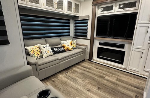Branson RV Rental | Branson Escape- Charming Stationary Fifth Wheel Rental with Comfort and Style