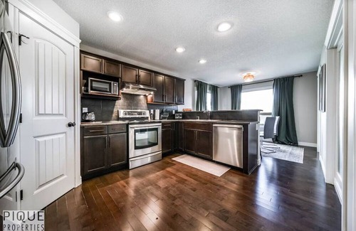 Southeast Edmonton House | 5BD Jungle Oasis - HotTub - BBQ - KingBed - Games - Garage