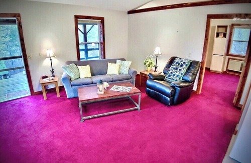 Eureka Springs Cabin | #2 Charming Cabin/Home - Giant Spa Tub, Family/Pet Friendly - Cedar Creek Cabins