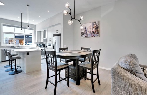 Southeast Calgary House | New Stylish 6BR/8BD/4.5BT/Ac/Remote Work/Games/Lake Access