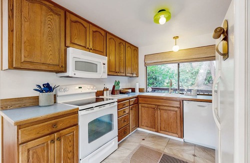 Fox Hollow House | Spacious family-friendly home with mountain views - near University of Oregon