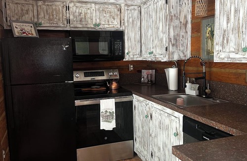 Cadiz Cottage | Charming Treehouse Haven located near Lake Barkley. Close to Turkey Bay & ramp
