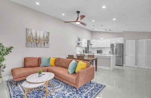 Wellington Villa | Modern and Spacious 2BR/2BA Villa in the heart of Wellington with Backyard