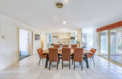 Cranbourne House | StayAU Family Retreat w/Pool Table in Cranbourne
